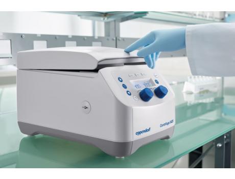Sentrifug Eppendorf 5425 stängs med ett finger