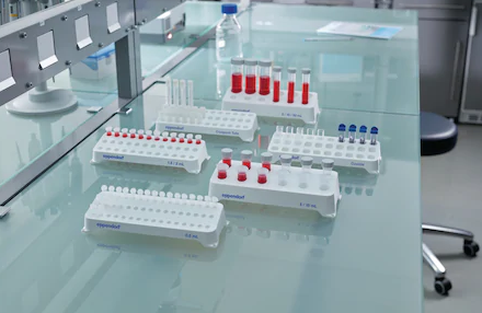 Eppendorf_rørstativ_og_kuvettestativ